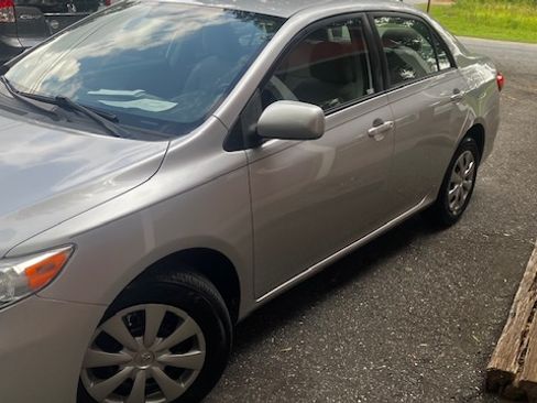 Used 2011 Toyota Corolla LE FWD image 3