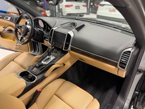 Used 2018 Porsche Cayenne S image 23