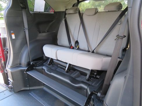 Used 2026 Toyota Sienna LE FWD image 24
