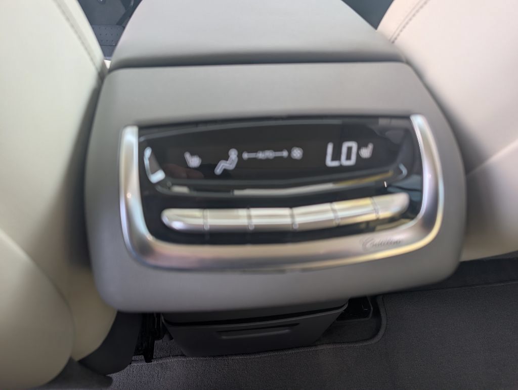Used 2024 Cadillac XT6 AWD Premium Luxury image 16
