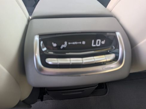 Used 2024 Cadillac XT6 AWD Premium Luxury image 16