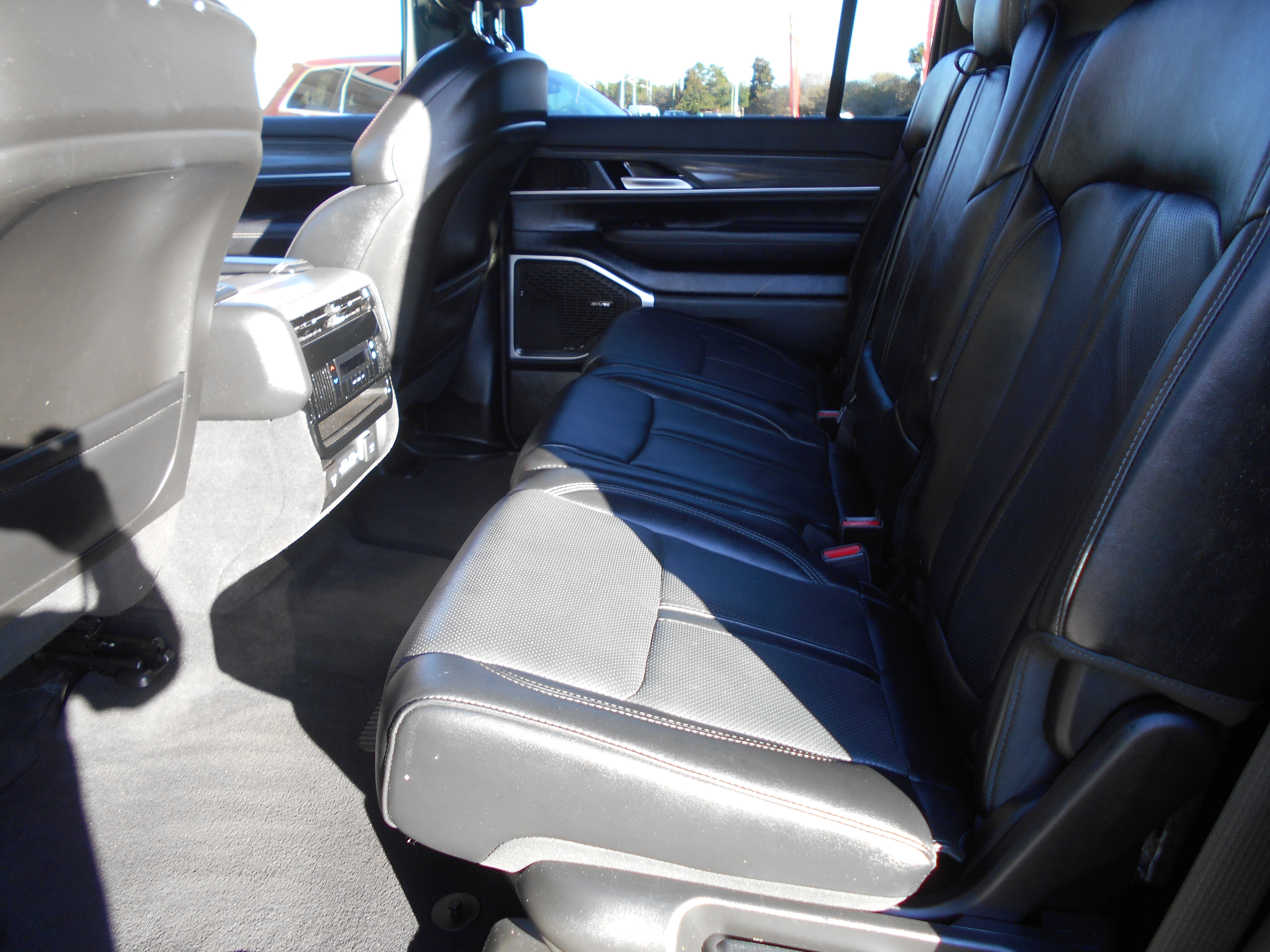 Used 2023 Jeep Wagoneer L Series II AWD/4WD image 9