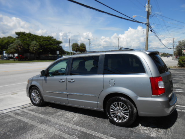 Used 2014 Chrysler Town & Country Touring-L FWD image 3