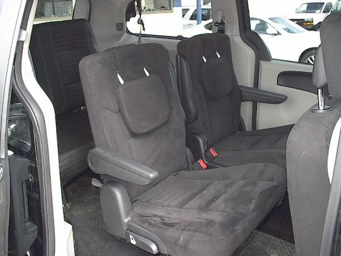 Used 2016 Dodge Grand Caravan SE image 16