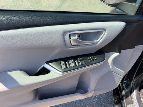 Used 2017 Toyota Camry SE image 3