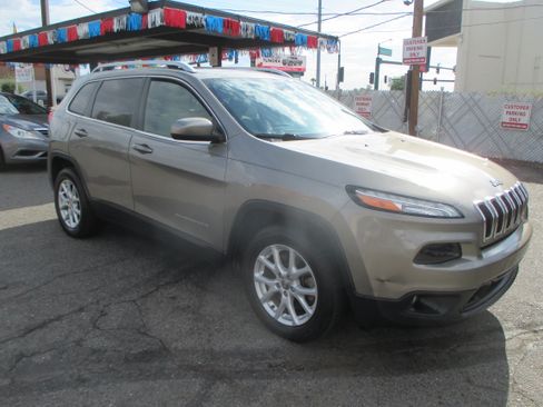 Used 2017 Jeep Cherokee Latitude Plus FWD image 10