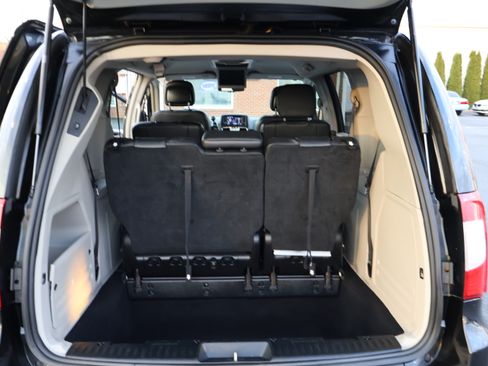 Used 2016 Chrysler Town & Country Touring image 17