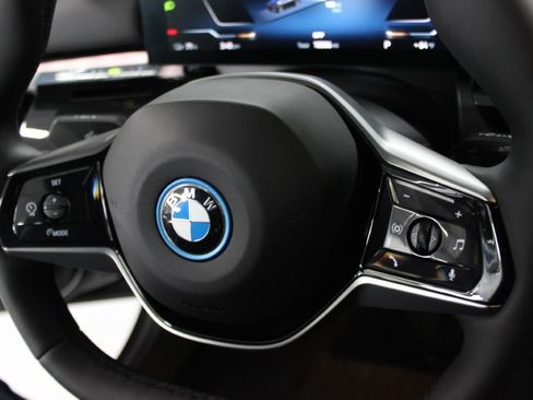 Used 2025 BMW i5 xDrive40 image 36