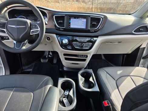 Used 2022 Chrysler Voyager LX image 26