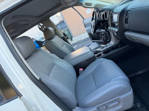 Used 2014 Toyota Sequoia Platinum image 26