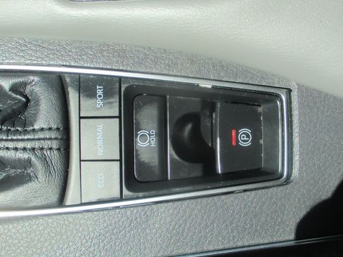 Used 2020 Toyota Avalon XLE image 7