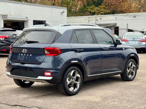 Used 2022 Hyundai Venue Limited image 5