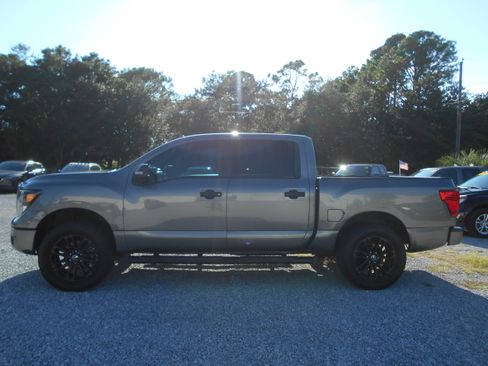 Used 2019 Nissan Titan SV image 1