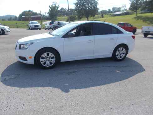 Used 2014 Chevrolet Cruze LS FWD image 1