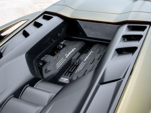 Used 2025 Lamborghini Revuelto AWD/4WD image 28