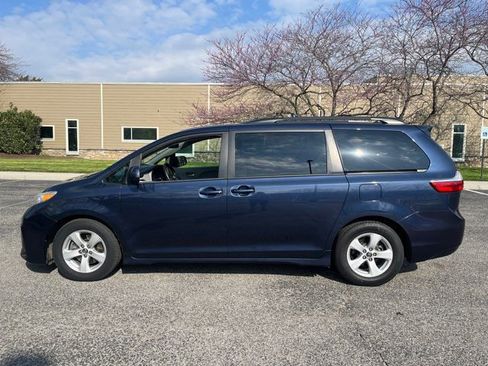Used 2018 Toyota Sienna LE image 4