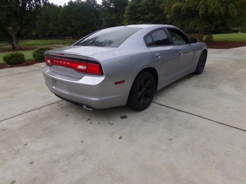 Used 2014 Dodge Charger SE RWD image 5