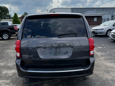 Used 2020 Dodge Grand Caravan SE image 4