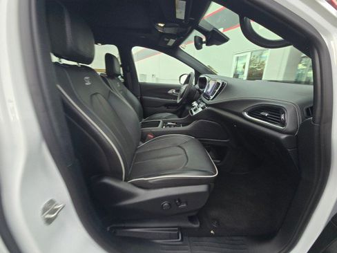 Used 2024 Chrysler Pacifica Select image 11