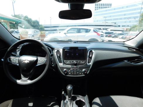 Used 2019 Chevrolet Malibu LT w/ 1LT FWD image 12