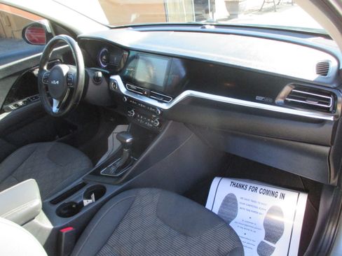Used 2022 Kia Niro LXS image 4