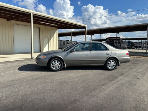 Used 2001 Toyota Camry UNAVAIL FWD image 2