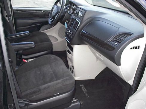 Used 2016 Dodge Grand Caravan SE image 9