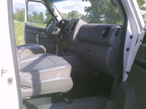 Used 2021 Nissan NV 2500 High Roof RWD image 4