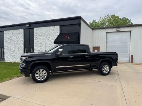 Used 2024 Chevrolet Silverado 3500 High Country AWD/4WD image 3