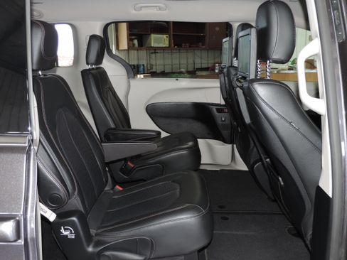 Used 2020 Chrysler Pacifica Touring-L Plus image 25