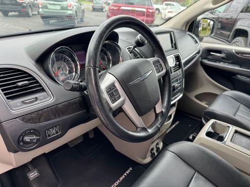 Used 2014 Chrysler Town & Country Touring FWD image 8
