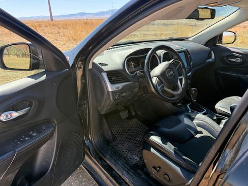 Used 2017 Jeep Cherokee Trailhawk image 2