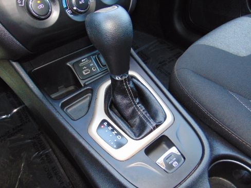 Used 2018 Jeep Cherokee Latitude image 18