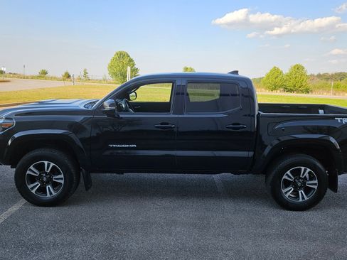 Used 2017 Toyota Tacoma image 2