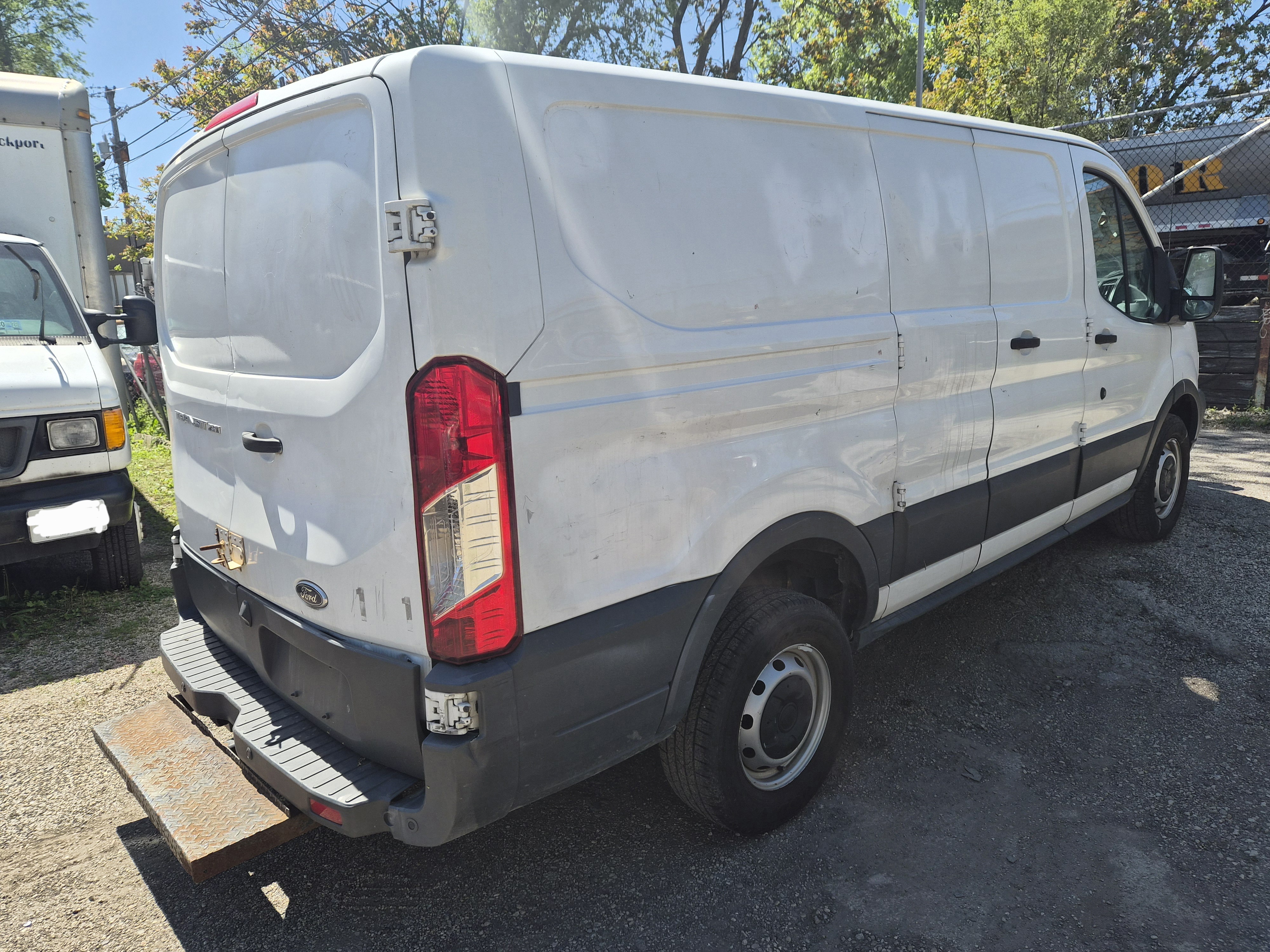 Used 2016 Ford Transit 250 130 Low Roof RWD image 4