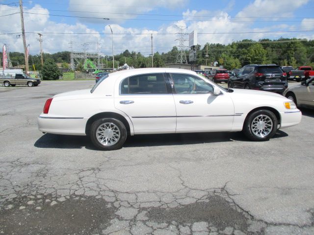 Used 2000 Lincoln Town Car Signature RWD image 5