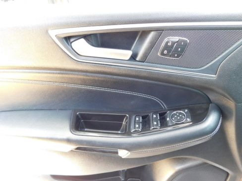 Used 2018 Ford Edge FWD Titanium image 11
