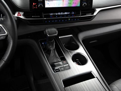 Used 2022 Toyota Sienna Limited image 27