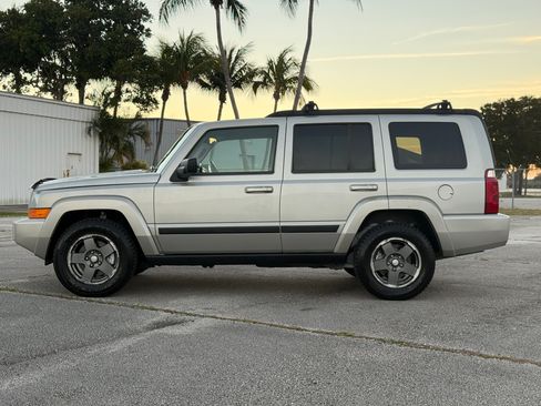 Used 2008 Jeep Commander Sport image 2