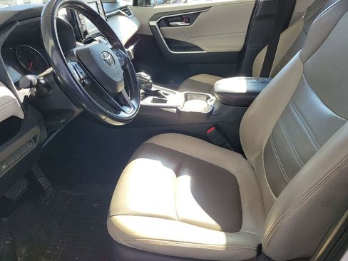 Used 2020 Toyota RAV4 XLE Premium image 6