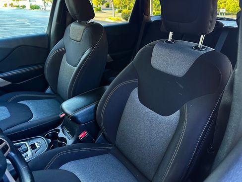 Used 2017 Jeep Cherokee FWD Sport image 14