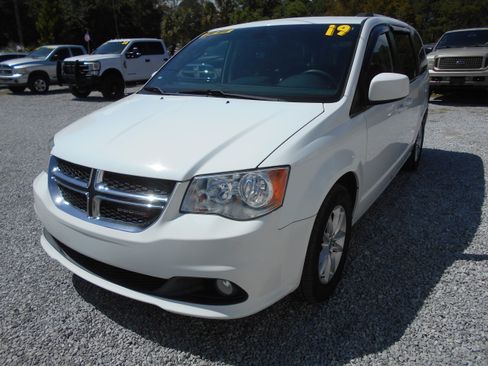 Used 2019 Dodge Grand Caravan SXT FWD image 2