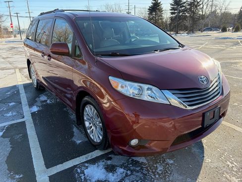 Used 2013 Toyota Sienna XLE image 4