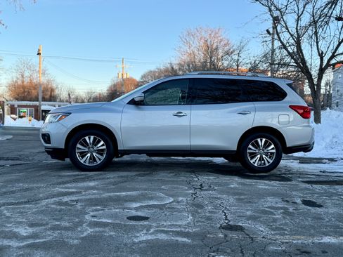Used 2019 Nissan Pathfinder SL image 2