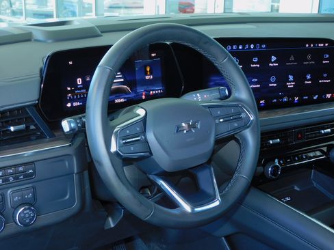 Used 2025 Chevrolet Suburban 4WD Z71 image 18
