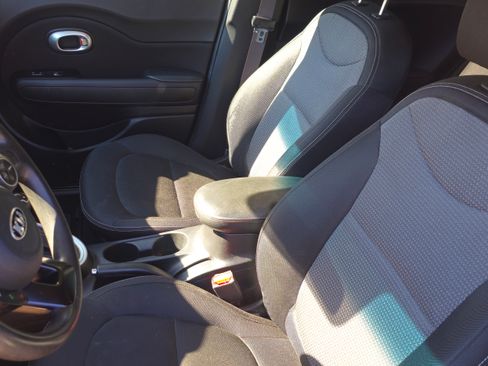 Used 2017 Kia Soul + image 11