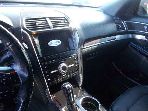 Used 2017 Ford Explorer Limited image 8