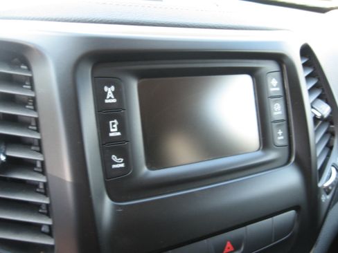 Used 2014 Jeep Cherokee 4WD Latitude image 11