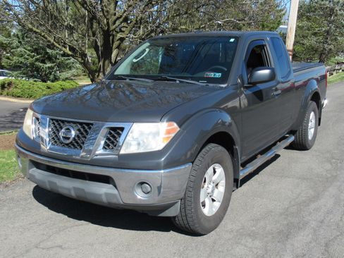 Used 2011 Nissan Frontier SV image 2