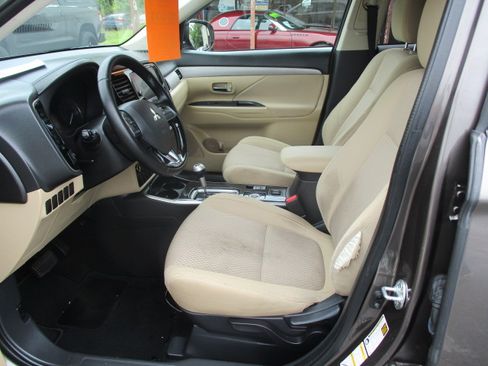 Used 2018 Mitsubishi Outlander 4WD SE image 14